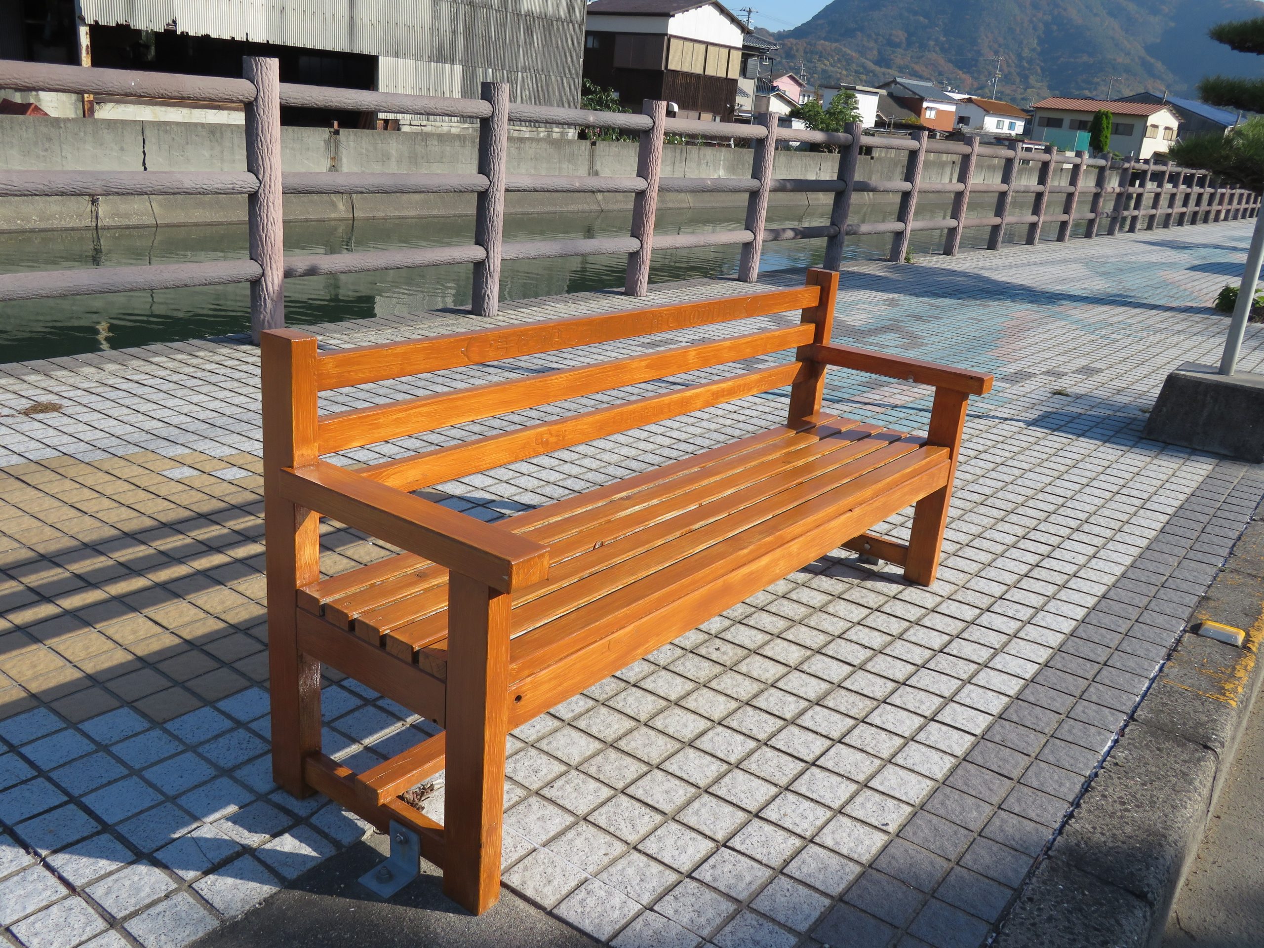 バス停ベンチのメンテナンス - まちづくり推進隊仁尾